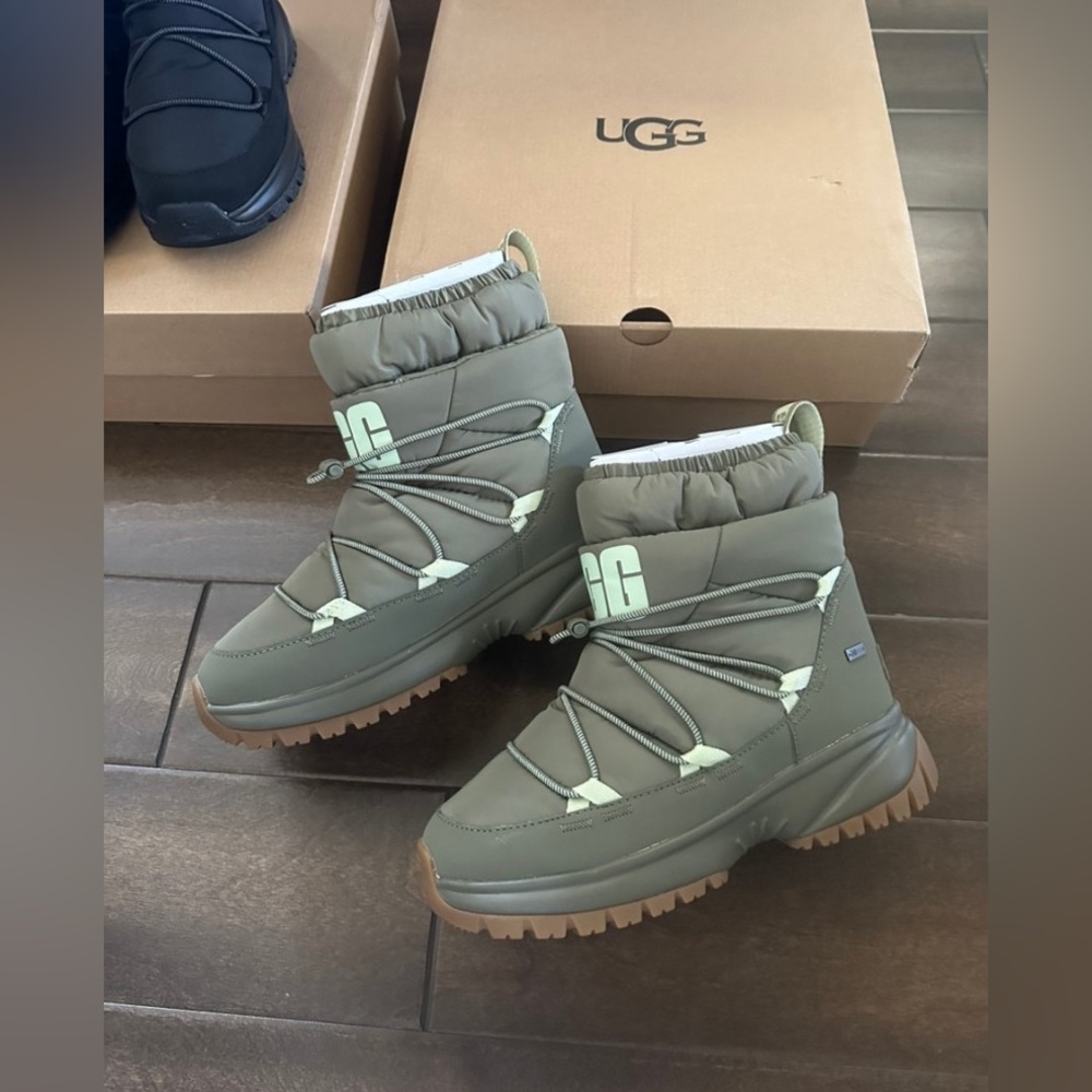 NEW - UGG * YOSE PUFFER BOOTS